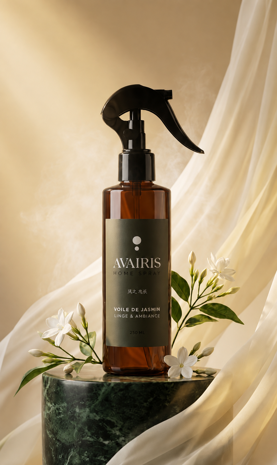 Flacon AVAIRIS Voile de Jasmin sur un socle de marbre vert entouré de fleurs de jasmin